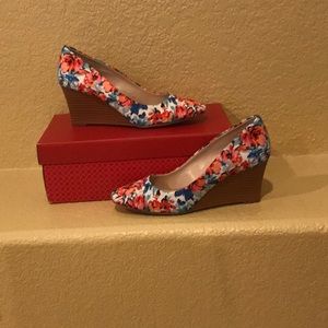 Kelly and Katie Laurene Wedge Pump 7.5 New in Box